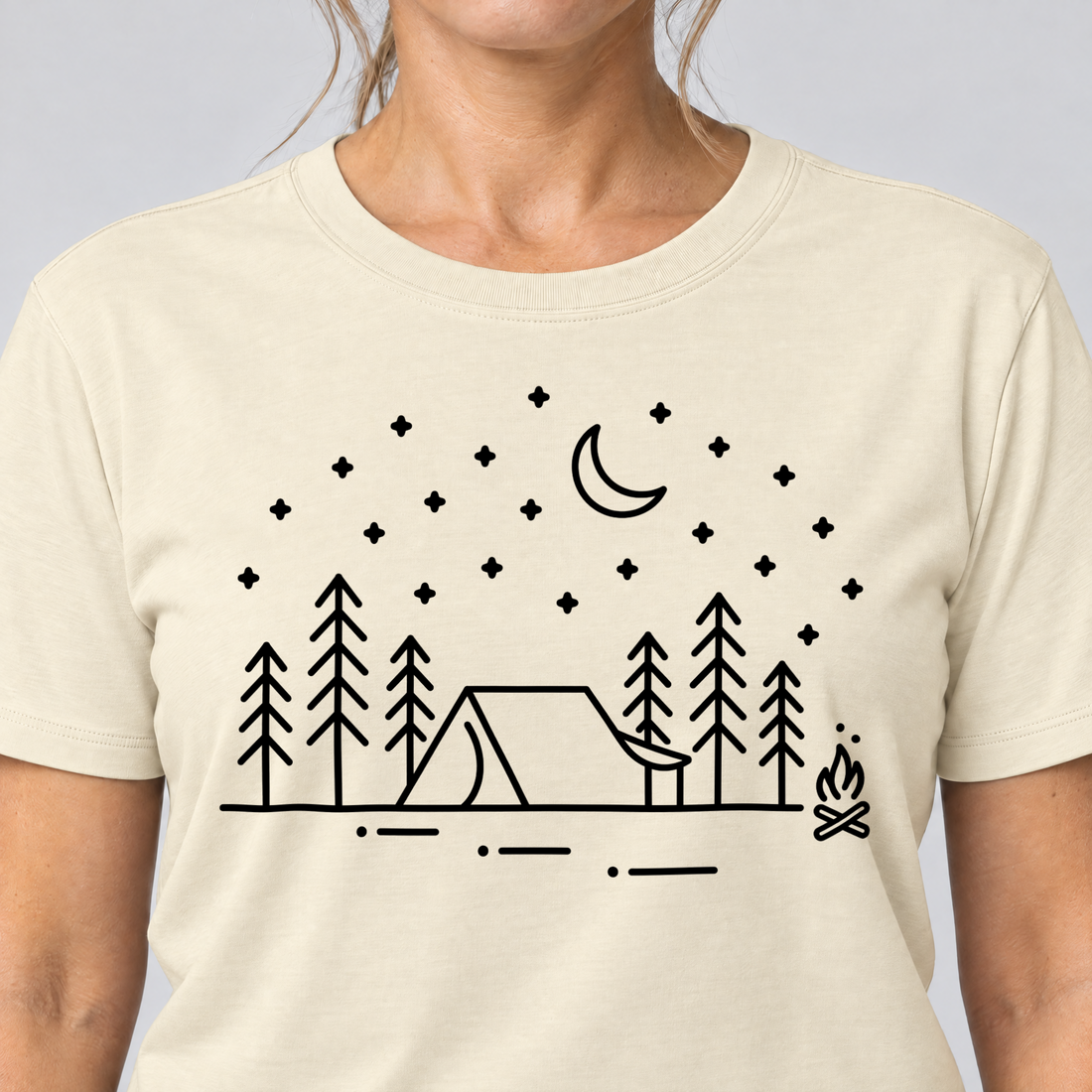 Nahaufnahme des Drucks: Zeltnacht – T-Shirt Unisex in Natur, von einer Frau getragen