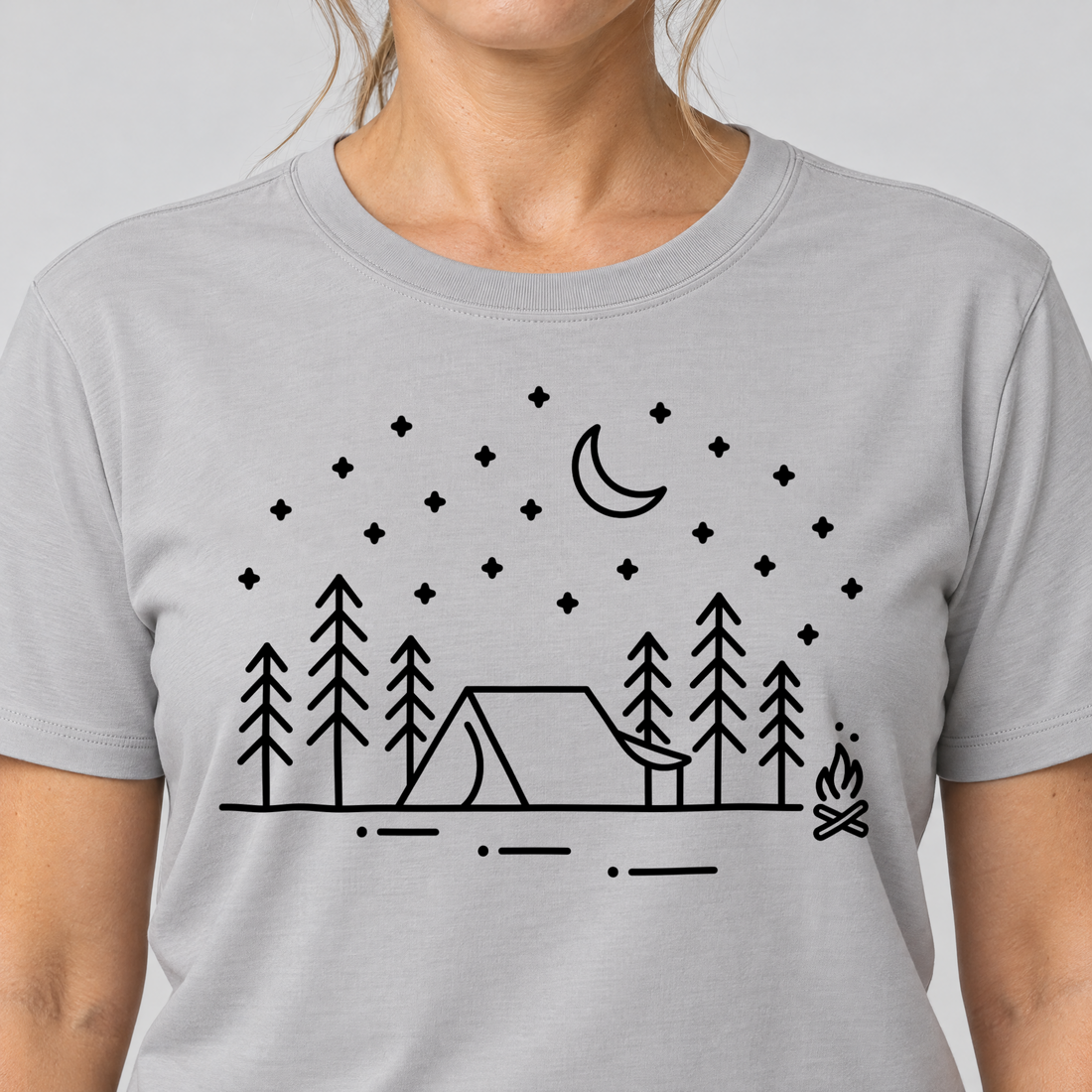 Nahaufnahme des Drucks: Zeltnacht – T-Shirt Unisex in Hellgrau, von einer Frau getragen