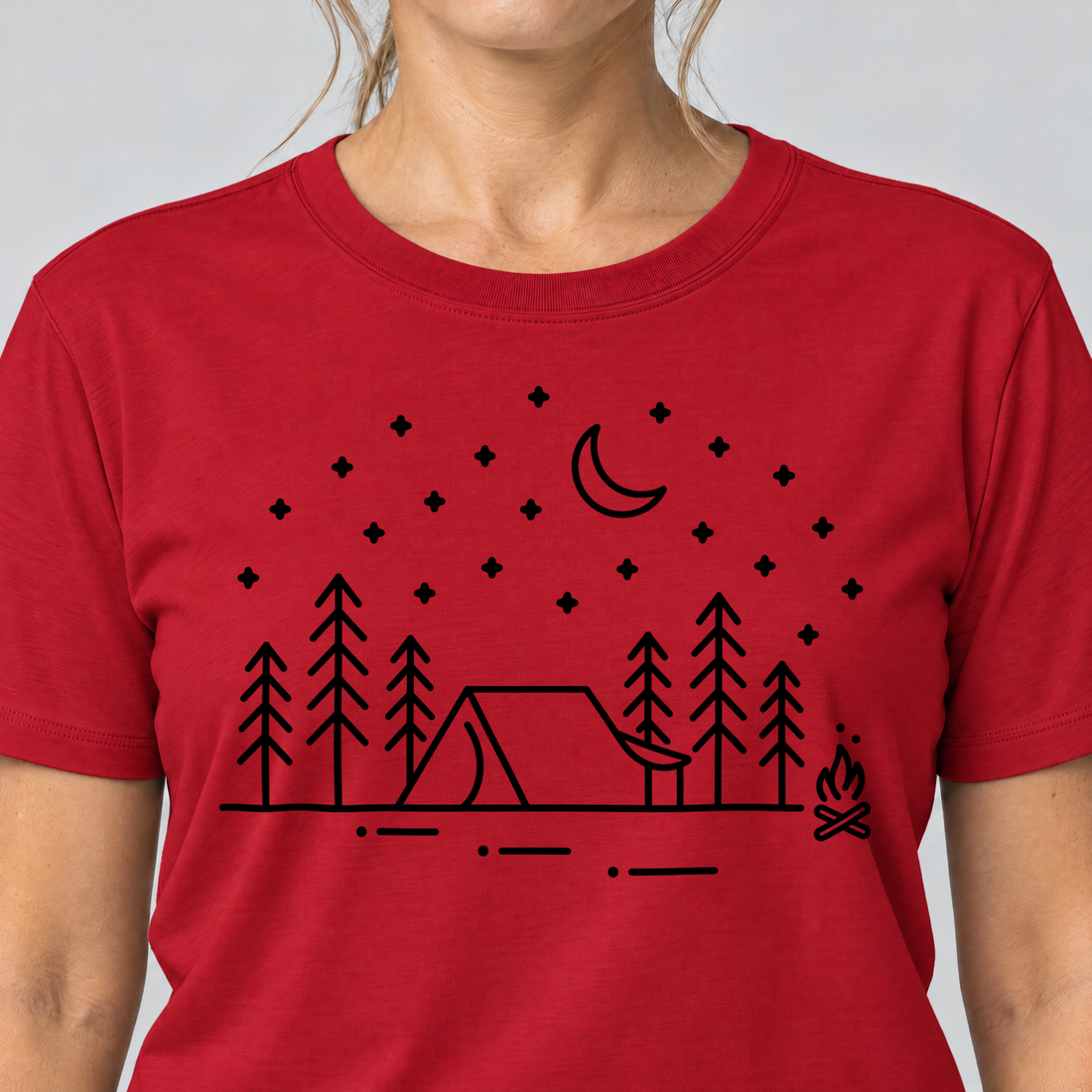 Nahaufnahme des Drucks: Zeltnacht – T-Shirt Unisex in Rot, von einer Frau getragen