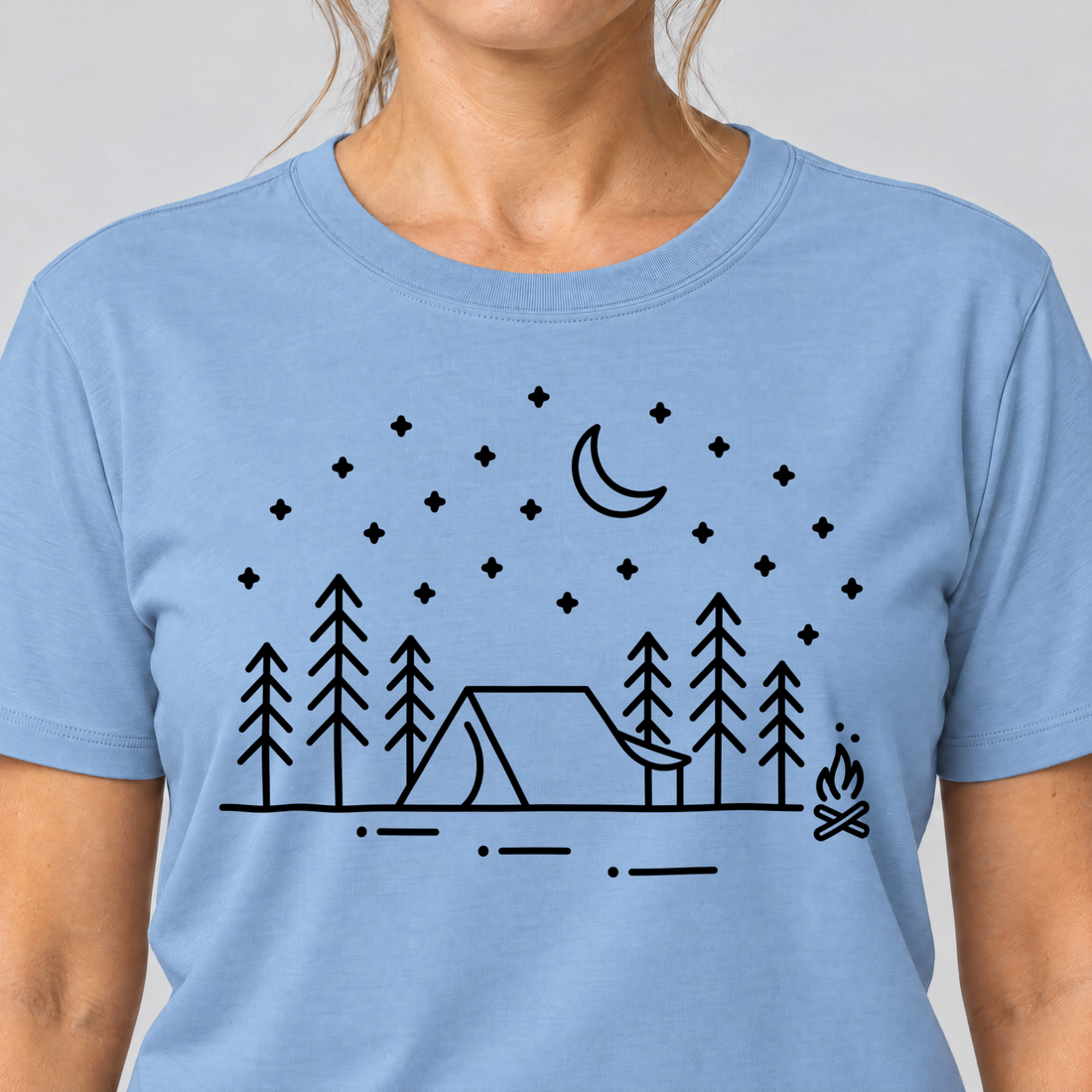 Nahaufnahme des Drucks: Zeltnacht – T-Shirt Unisex in Himmelblau, von einer Frau getragen