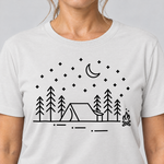 Nahaufnahme des Drucks: Zeltnacht – T-Shirt Unisex in Weiß, von einer Frau getragen