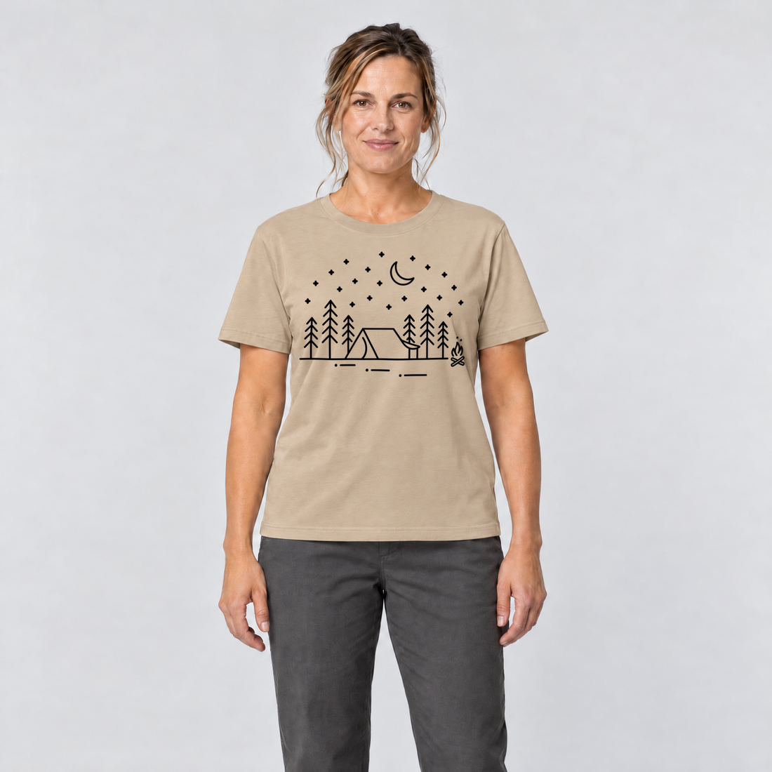 Frau trägt Zeltnacht – T-Shirt Unisex in Sand, Ansicht von vorn