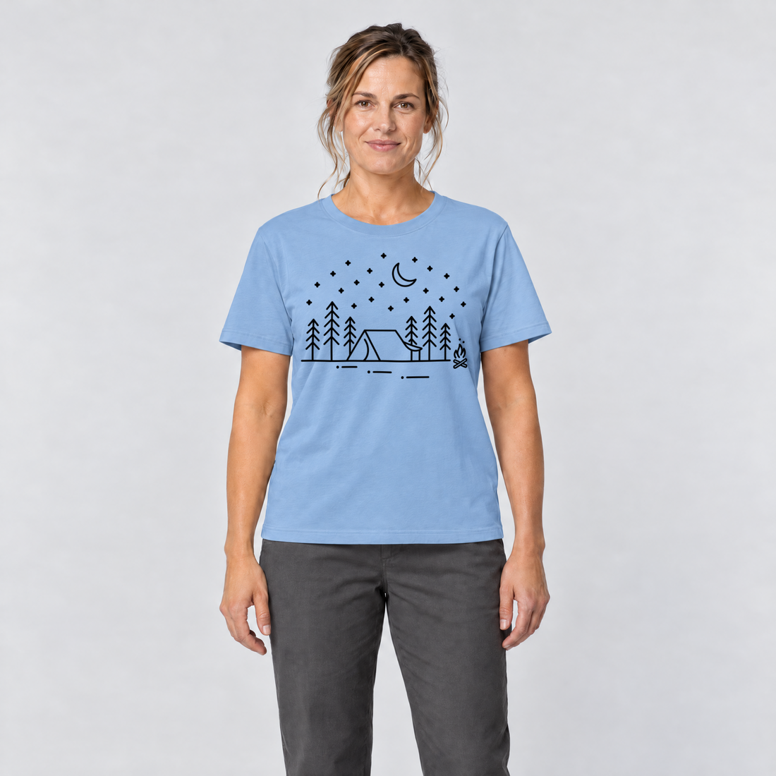Frau trägt Zeltnacht – T-Shirt Unisex in Himmelblau, Ansicht von vorn