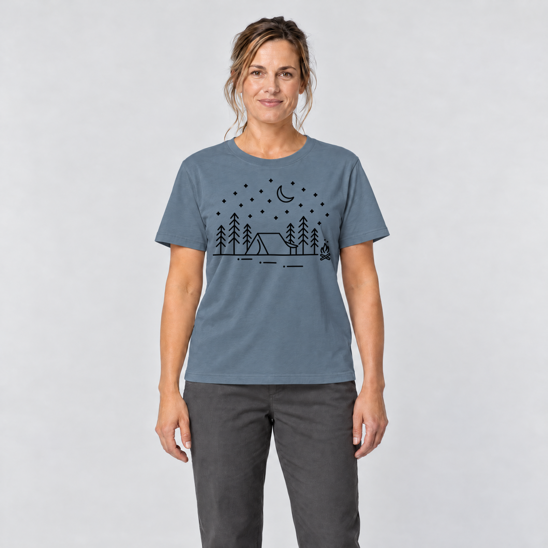 Frau trägt Zeltnacht – T-Shirt Unisex in Steinblau, Ansicht von vorn