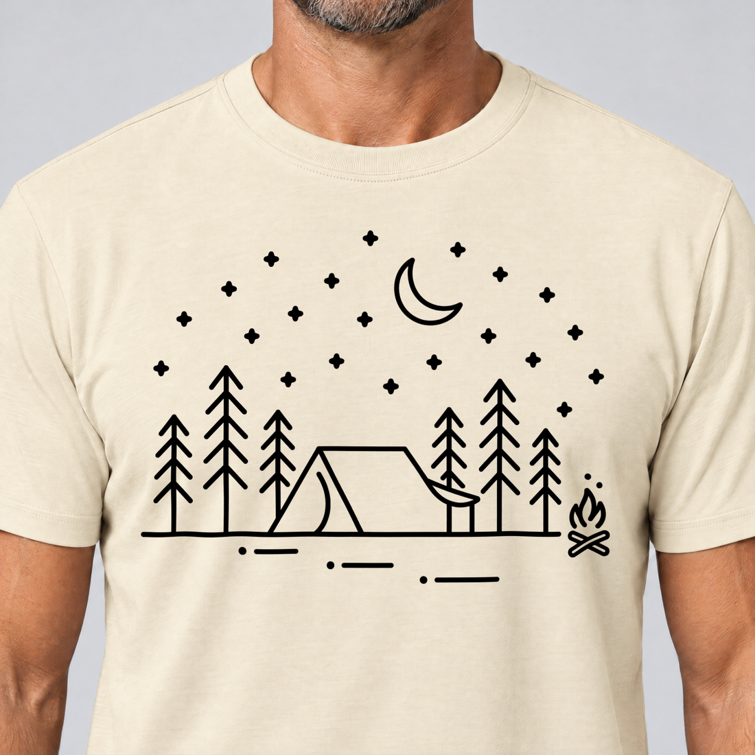 Nahaufnahme des Drucks: Zeltnacht – T-Shirt Unisex in Natur, von einem Mann getragen
