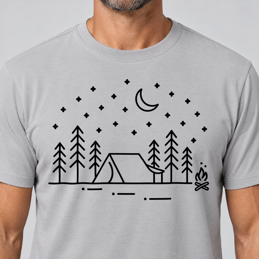 Nahaufnahme des Drucks: Zeltnacht – T-Shirt Unisex in Hellgrau, von einem Mann getragen