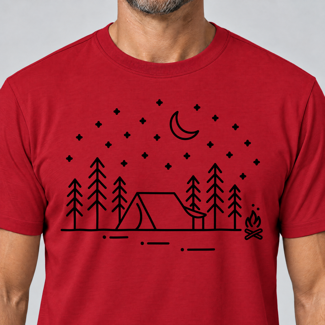 Nahaufnahme des Drucks: Zeltnacht – T-Shirt Unisex in Rot, von einem Mann getragen