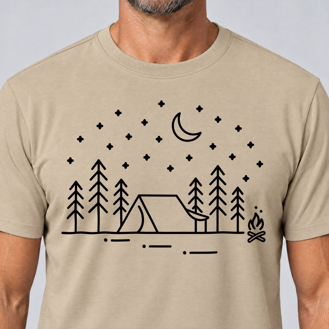 Nahaufnahme des Drucks: Zeltnacht – T-Shirt Unisex in Sand, von einem Mann getragen