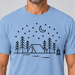 Nahaufnahme des Drucks: Zeltnacht – T-Shirt Unisex in Himmelblau, von einem Mann getragen
