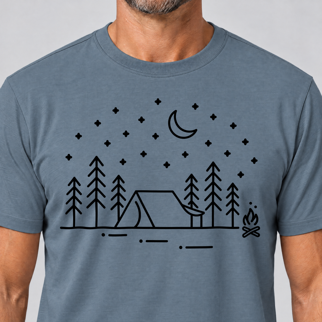 Nahaufnahme des Drucks: Zeltnacht – T-Shirt Unisex in Steinblau, von einem Mann getragen