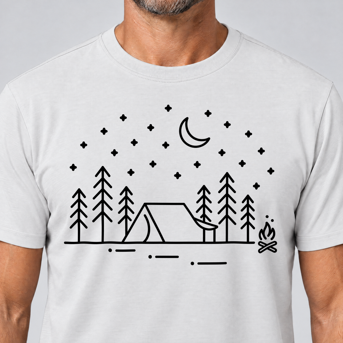 Nahaufnahme des Drucks: Zeltnacht – T-Shirt Unisex in Weiß, von einem Mann getragen