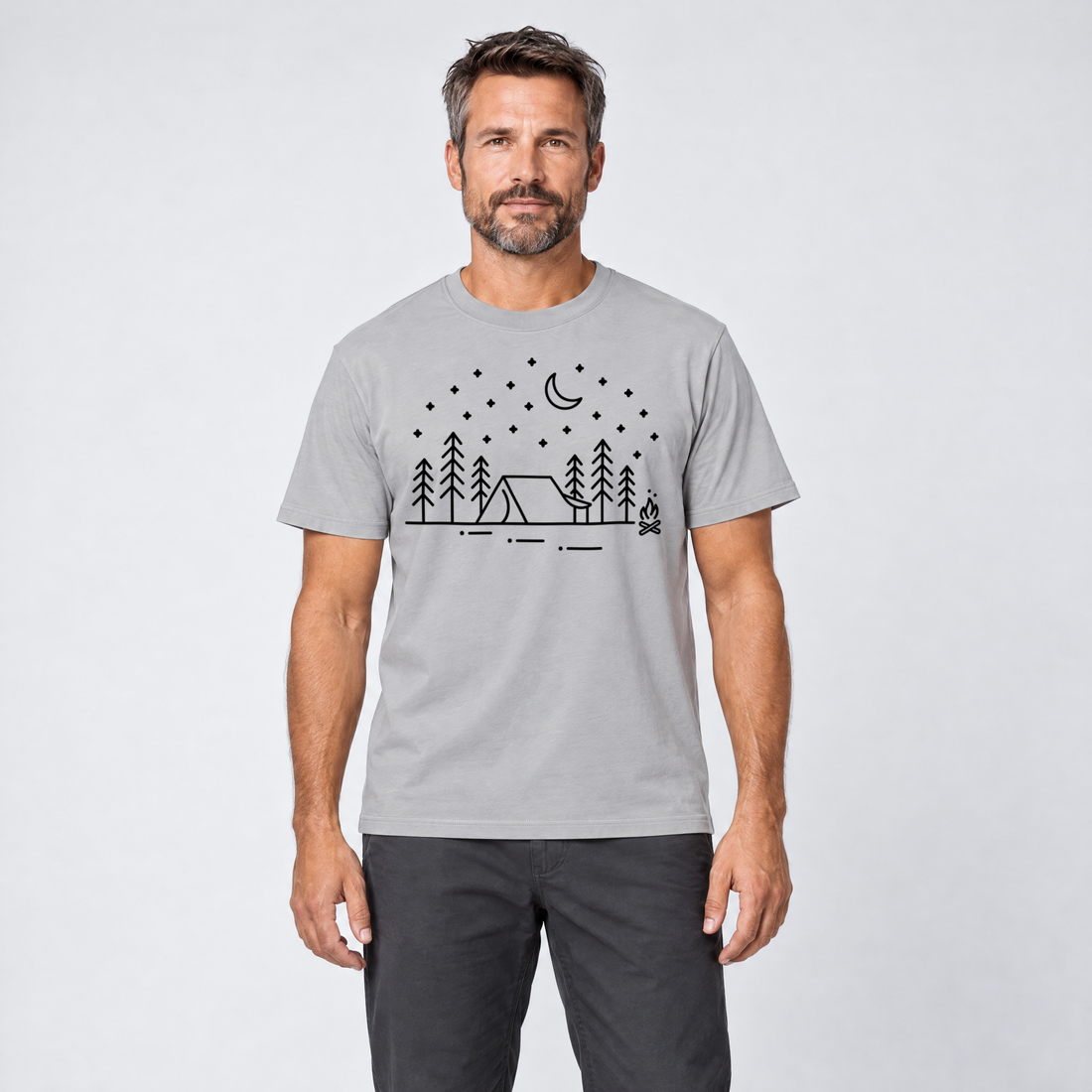 Mann trägt Zeltnacht – T-Shirt Unisex in Hellgrau, Ansicht von vorn