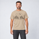 Mann trägt Zeltnacht – T-Shirt Unisex in Sand, Ansicht von vorn
