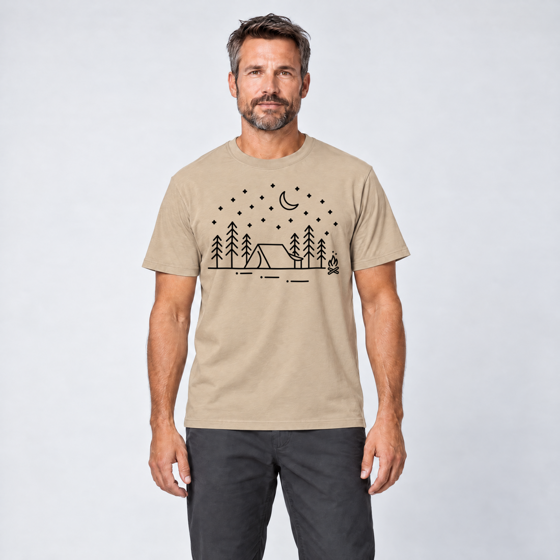 Mann trägt Zeltnacht – T-Shirt Unisex in Sand, Ansicht von vorn