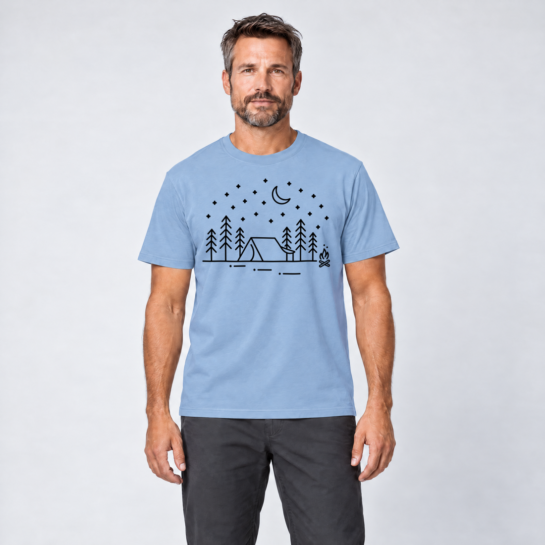 Mann trägt Zeltnacht – T-Shirt Unisex in Himmelblau, Ansicht von vorn