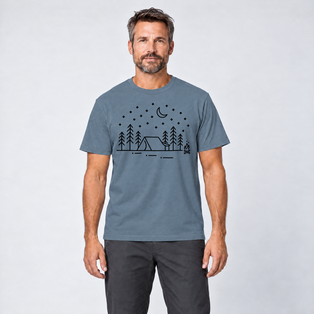 Mann trägt Zeltnacht – T-Shirt Unisex in Steinblau, Ansicht von vorn