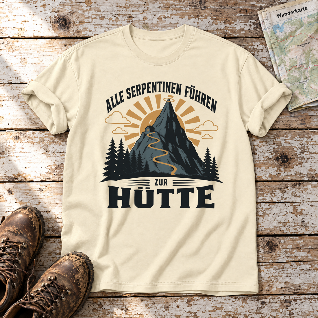 Alle Serpentinen führen zur Hütte – T-Shirt Unisex in Natur, flach liegend auf alten Holzbrettern mit Wanderschuhen und Wanderkarte.