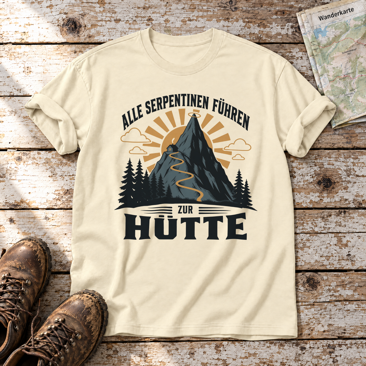 Alle Serpentinen führen zur Hütte – T-Shirt Unisex in Natur, flach liegend auf alten Holzbrettern mit Wanderschuhen und Wanderkarte.