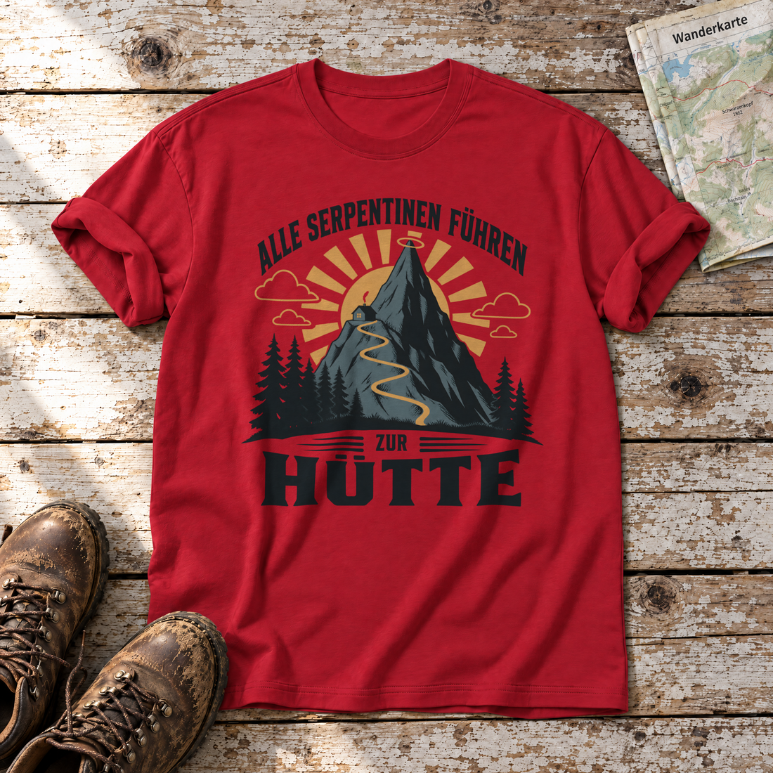Alle Serpentinen führen zur Hütte – T-Shirt Unisex in Rot, flach liegend auf alten Holzbrettern mit Wanderschuhen und Wanderkarte.