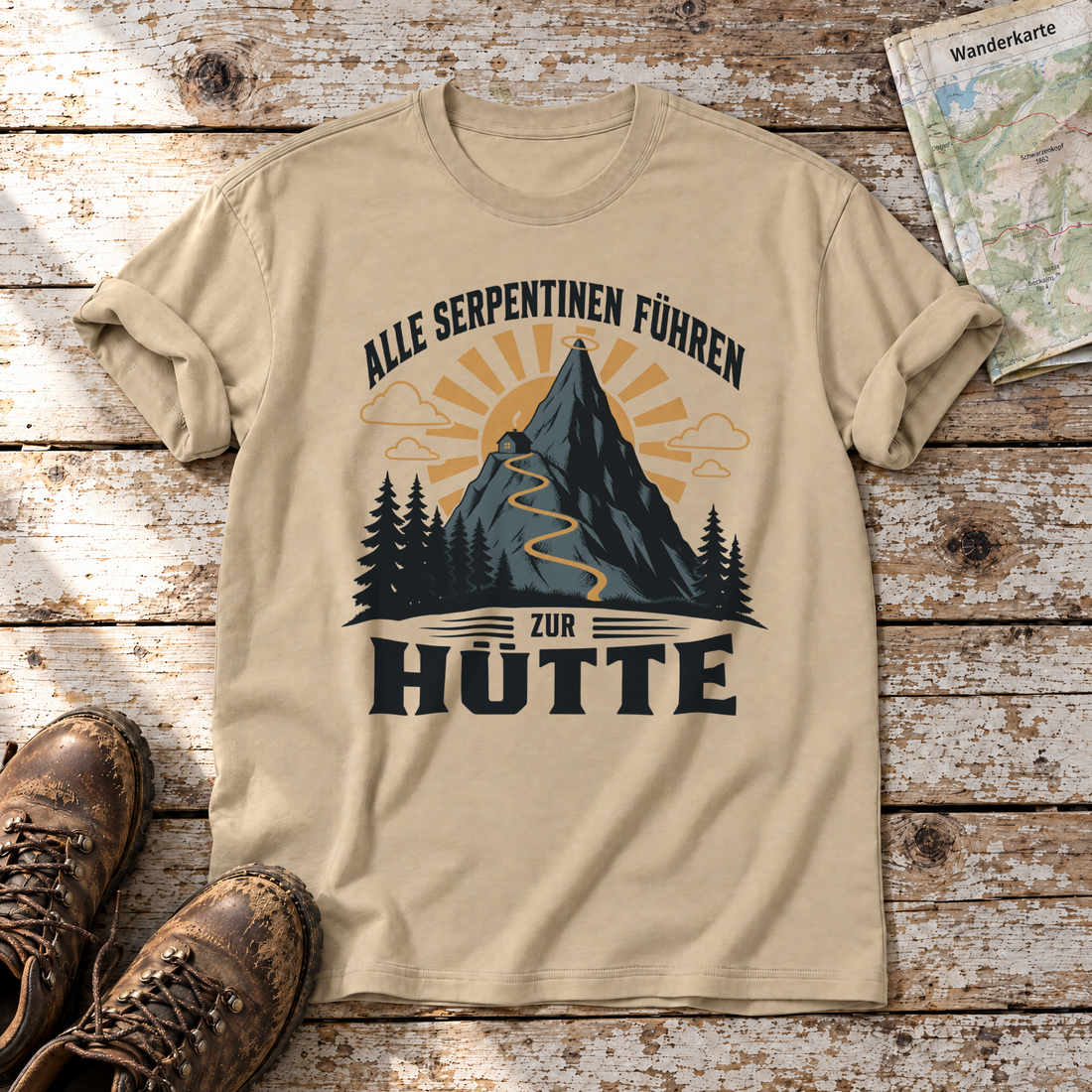 Alle Serpentinen führen zur Hütte – T-Shirt Unisex in Sand, flach liegend auf alten Holzbrettern mit Wanderschuhen und Wanderkarte.
