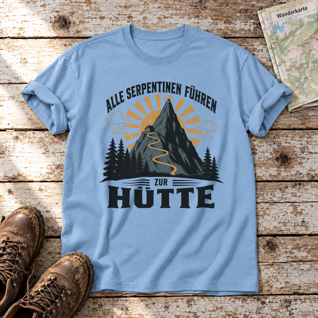 Alle Serpentinen führen zur Hütte – T-Shirt Unisex in Himmelblau, flach liegend auf alten Holzbrettern mit Wanderschuhen und Wanderkarte.