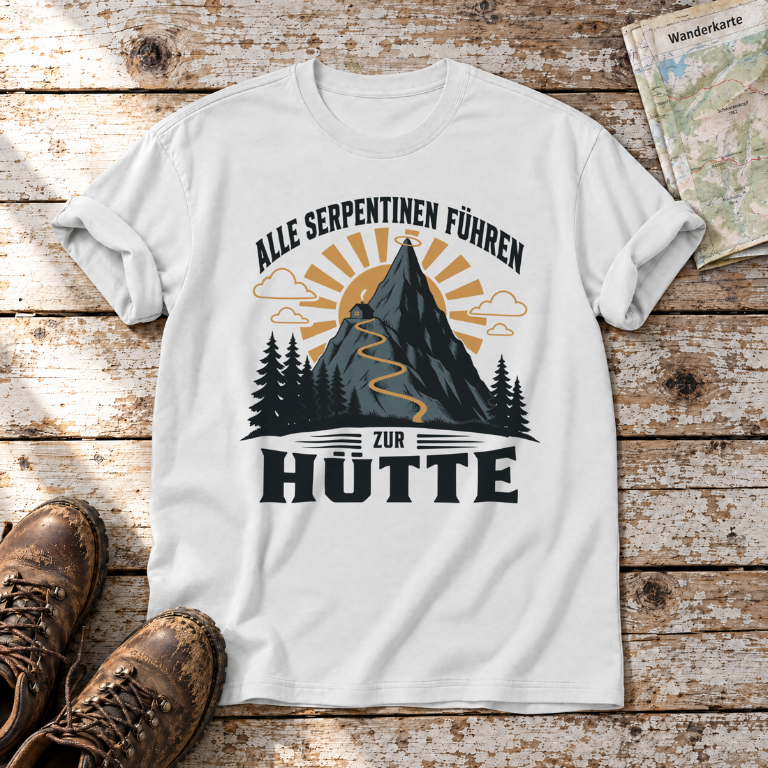 Alle Serpentinen führen zur Hütte – T-Shirt Unisex in Weiß, flach liegend auf alten Holzbrettern mit Wanderschuhen und Wanderkarte.