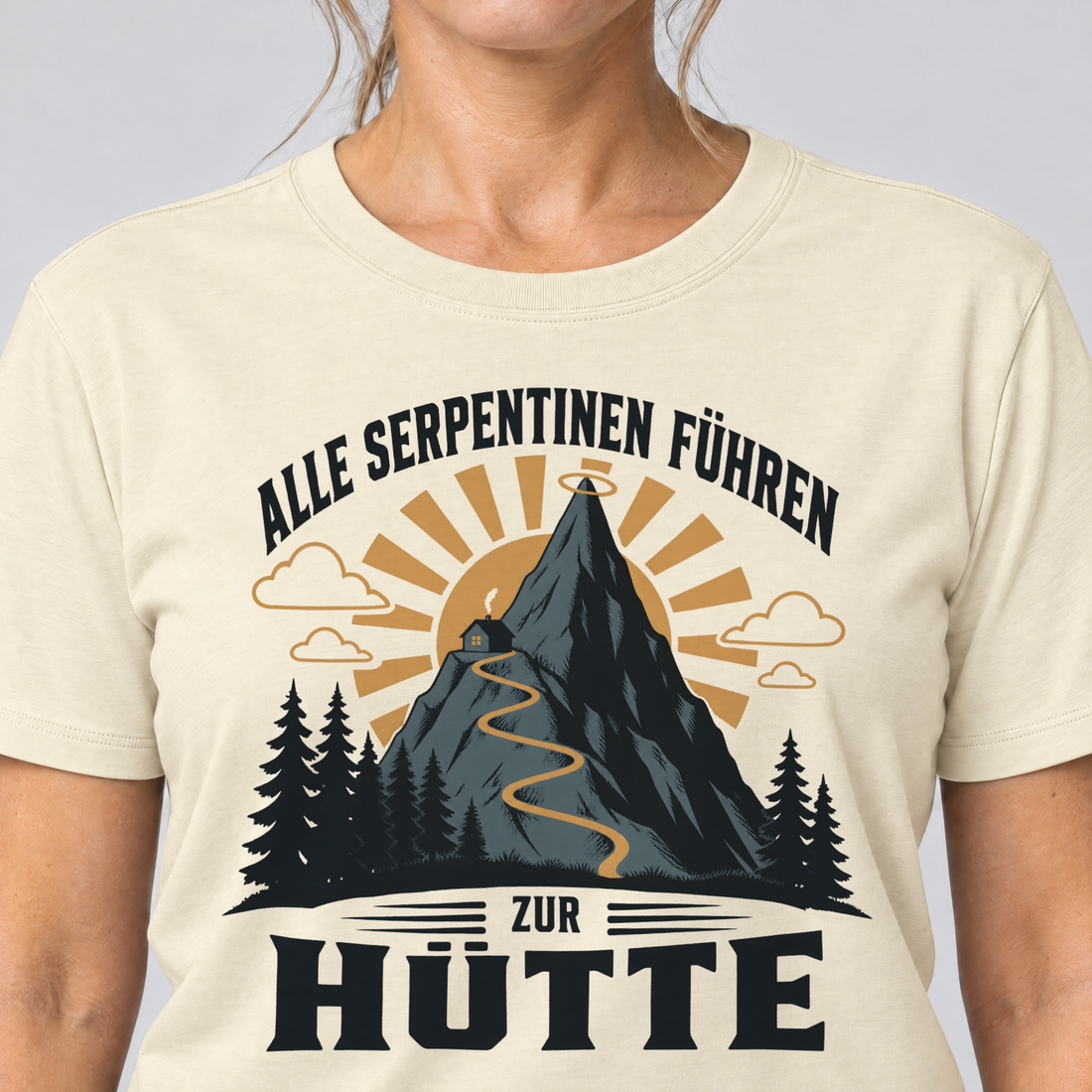 Nahaufnahme des Drucks: Alle Serpentinen führen zur Hütte – T-Shirt Unisex in Natur, von einer Frau getragen