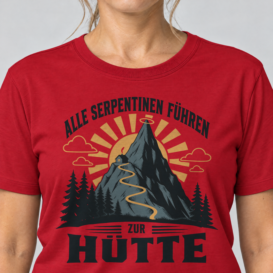 Nahaufnahme des Drucks: Alle Serpentinen führen zur Hütte – T-Shirt Unisex in Rot, von einer Frau getragen