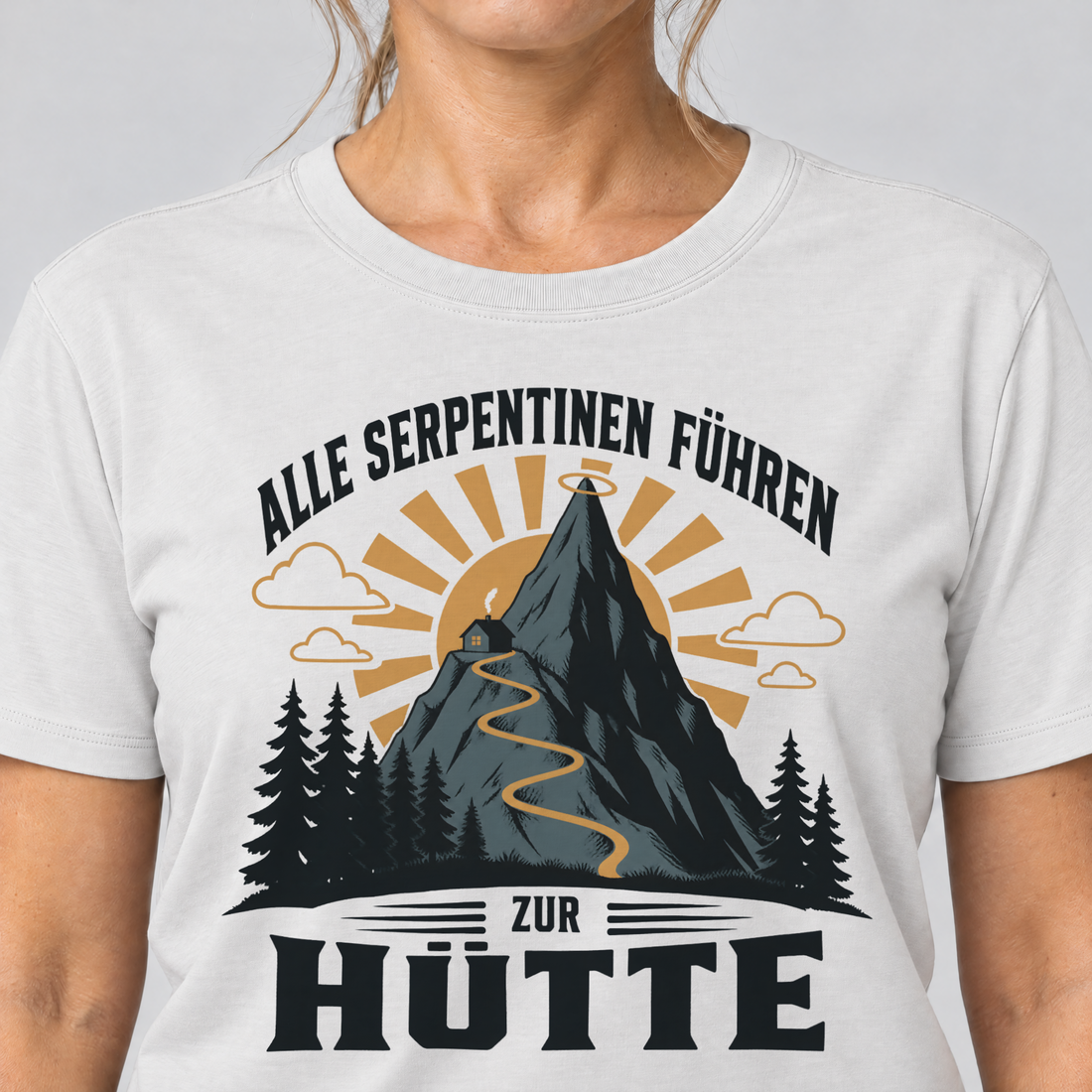 Nahaufnahme des Drucks: Alle Serpentinen führen zur Hütte – T-Shirt Unisex in Weiß, von einer Frau getragen