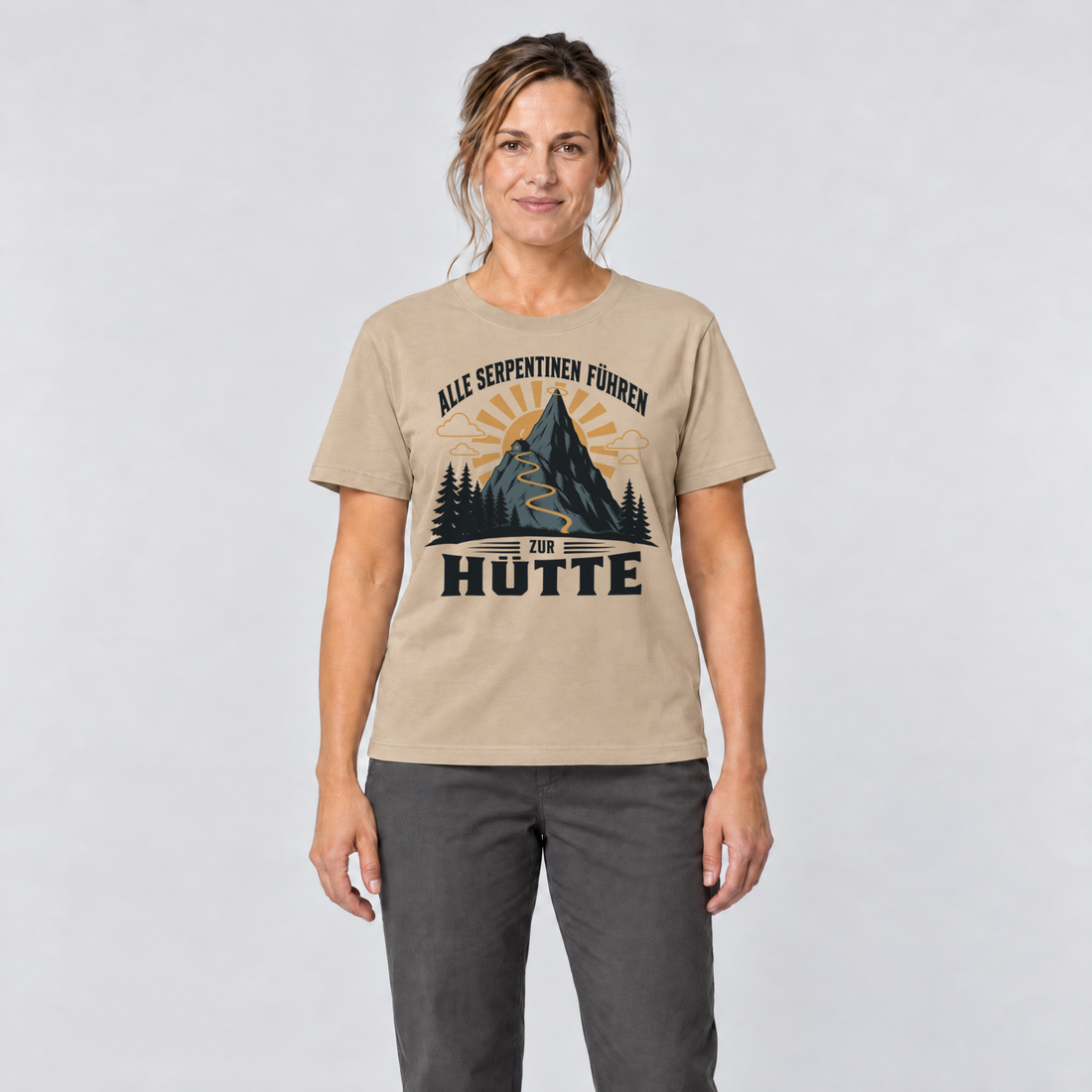 Frau trägt Alle Serpentinen führen zur Hütte – T-Shirt Unisex in Sand, Ansicht von vorn
