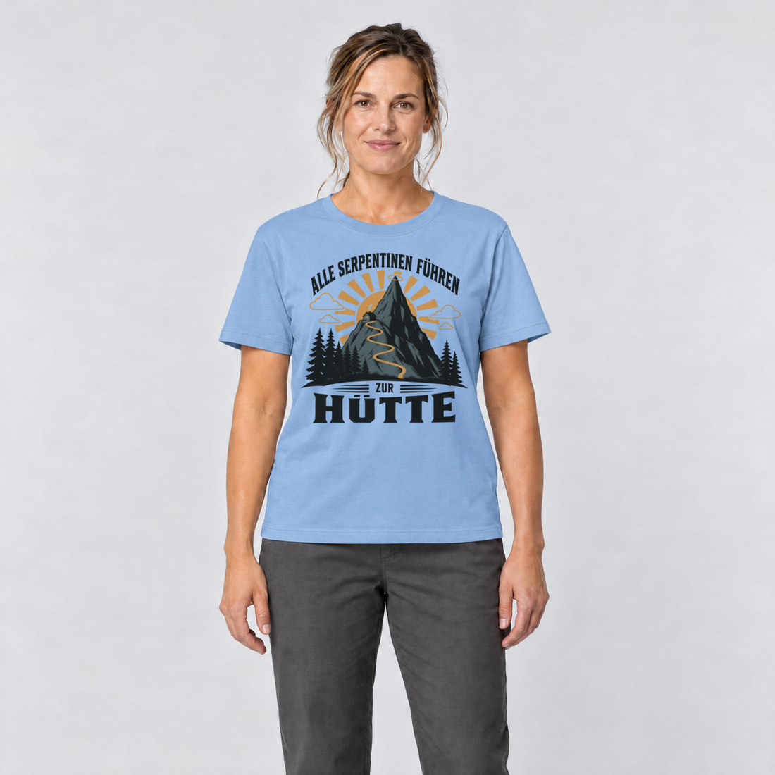 Frau trägt Alle Serpentinen führen zur Hütte – T-Shirt Unisex in Himmelblau, Ansicht von vorn