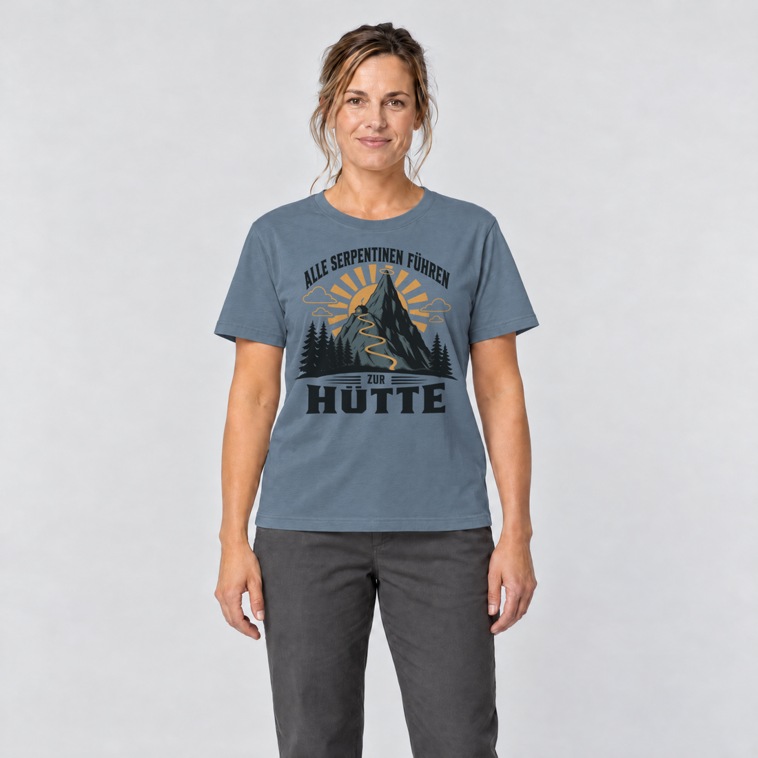 Frau trägt Alle Serpentinen führen zur Hütte – T-Shirt Unisex in Steinblau, Ansicht von vorn
