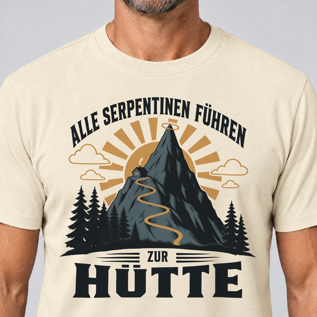 Nahaufnahme des Drucks: Alle Serpentinen führen zur Hütte – T-Shirt Unisex in Natur, von einem Mann getragen