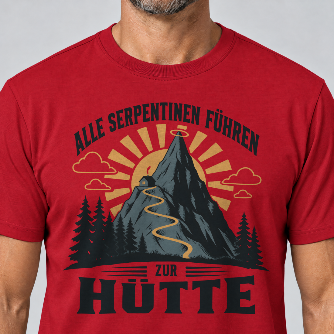 Nahaufnahme des Drucks: Alle Serpentinen führen zur Hütte – T-Shirt Unisex in Rot, von einem Mann getragen