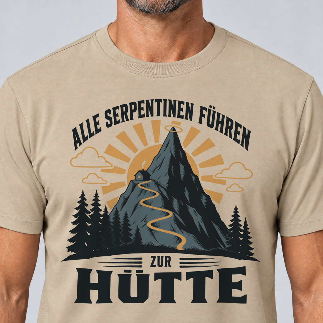 Nahaufnahme des Drucks: Alle Serpentinen führen zur Hütte – T-Shirt Unisex in Sand, von einem Mann getragen