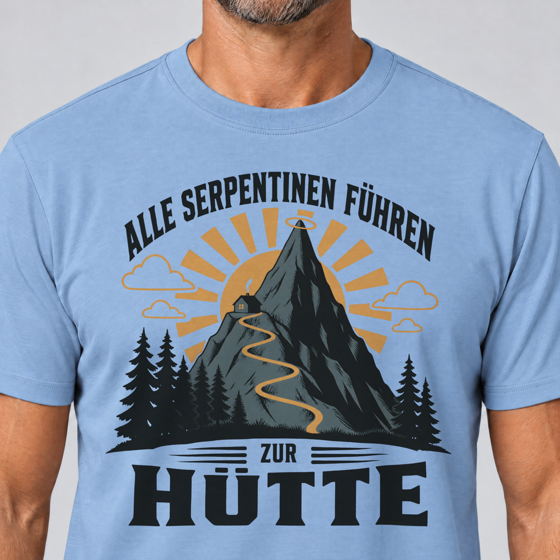Nahaufnahme des Drucks: Alle Serpentinen führen zur Hütte – T-Shirt Unisex in Himmelblau, von einem Mann getragen