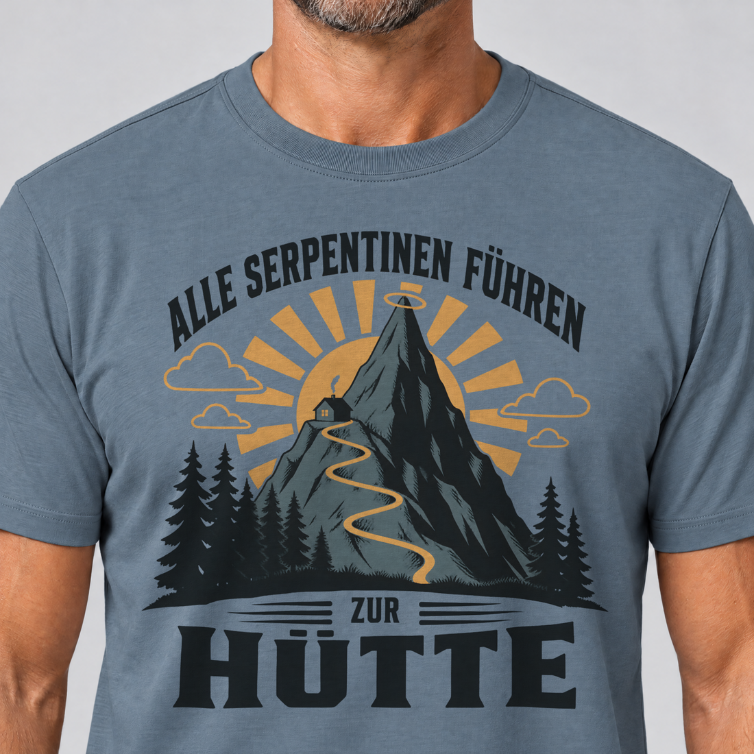 Nahaufnahme des Drucks: Alle Serpentinen führen zur Hütte – T-Shirt Unisex in Steinblau, von einem Mann getragen
