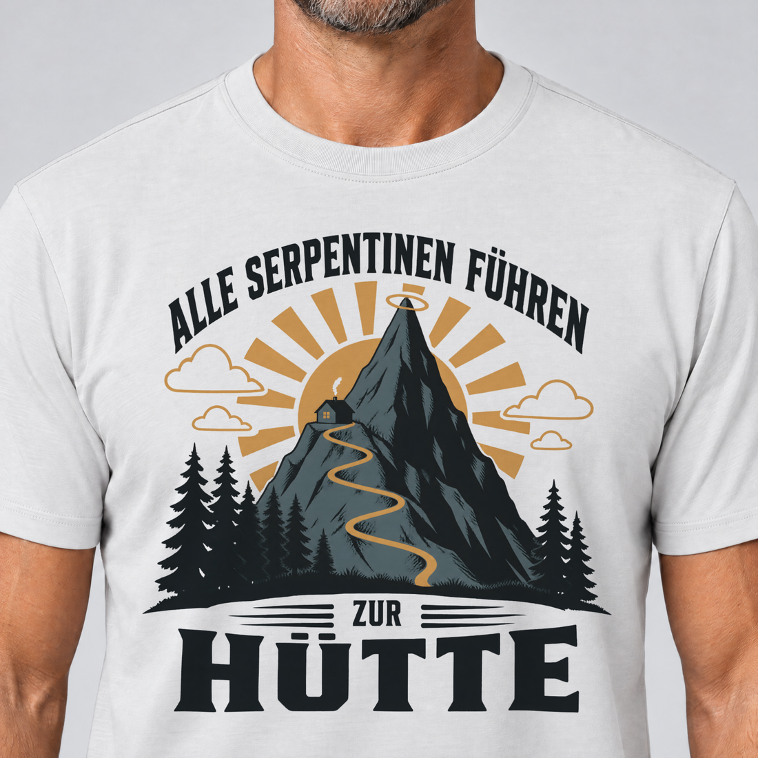 Nahaufnahme des Drucks: Alle Serpentinen führen zur Hütte – T-Shirt Unisex in Weiß, von einem Mann getragen