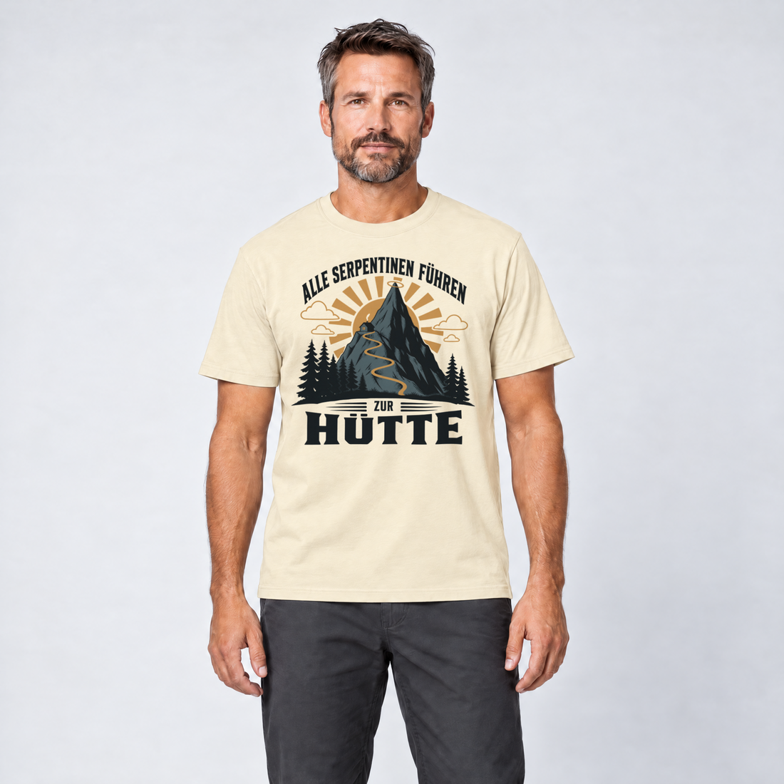Mann trägt Alle Serpentinen führen zur Hütte – T-Shirt Unisex in Natur, Ansicht von vorn