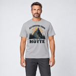 Mann trägt Alle Serpentinen führen zur Hütte – T-Shirt Unisex in Hellgrau, Ansicht von vorn
