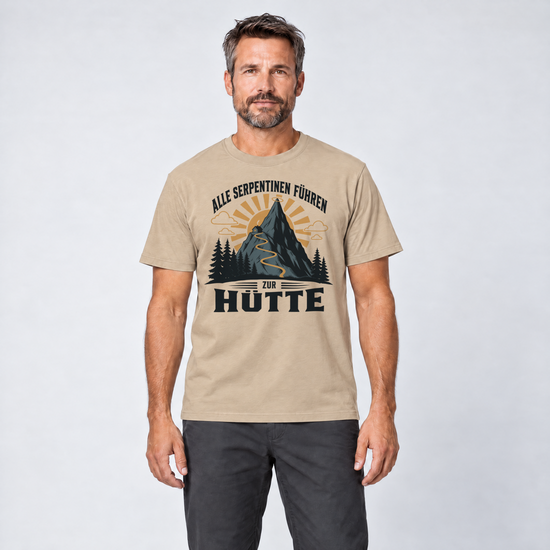 Mann trägt Alle Serpentinen führen zur Hütte – T-Shirt Unisex in Sand, Ansicht von vorn