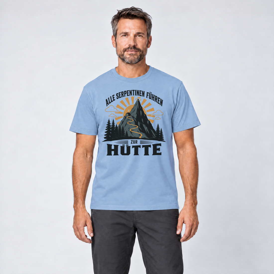 Mann trägt Alle Serpentinen führen zur Hütte – T-Shirt Unisex in Himmelblau, Ansicht von vorn