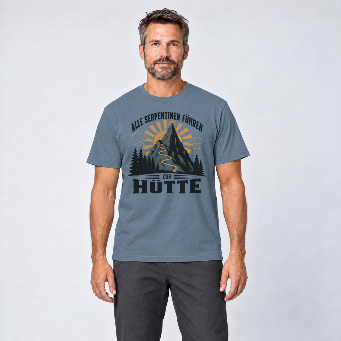 Mann trägt Alle Serpentinen führen zur Hütte – T-Shirt Unisex in Steinblau, Ansicht von vorn