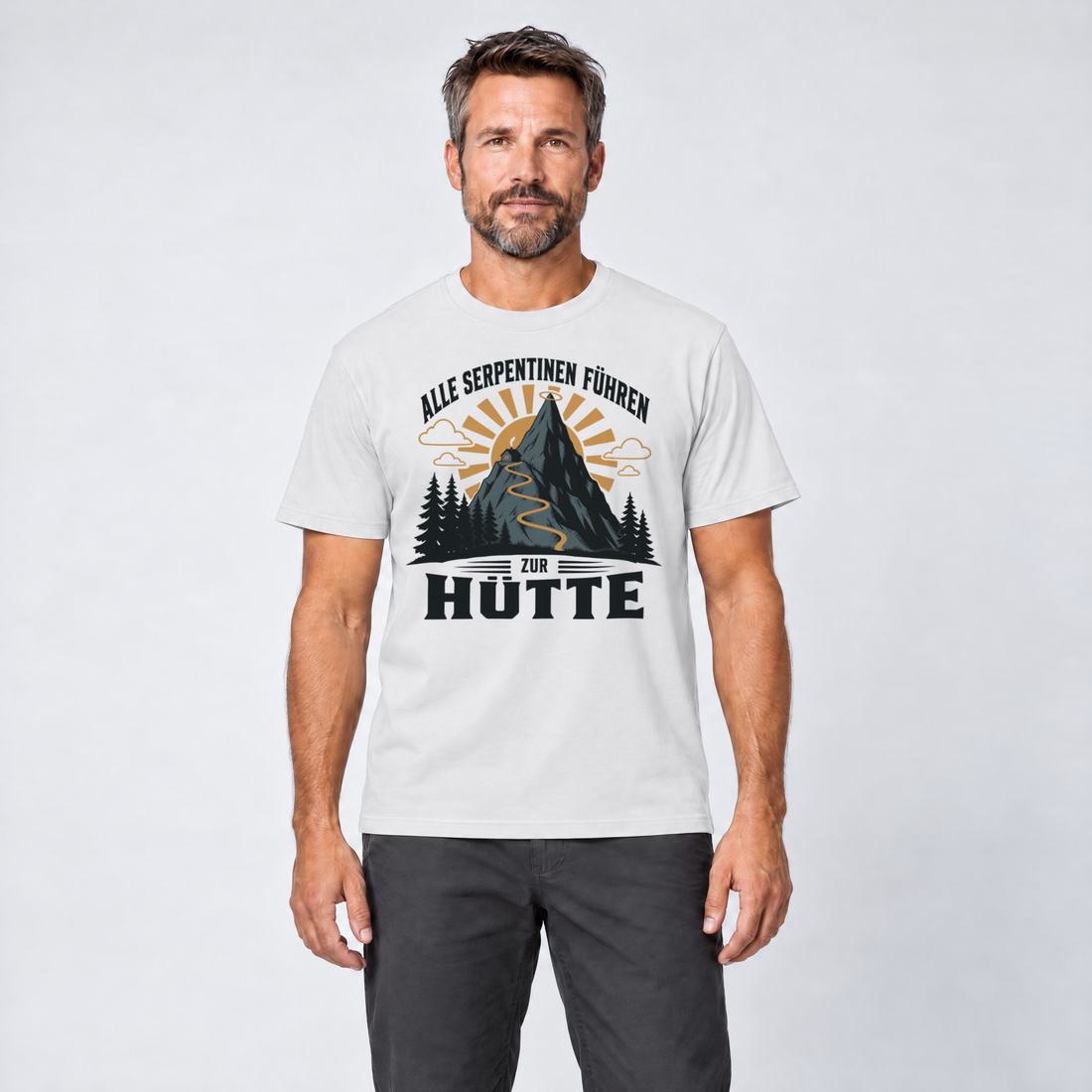 Mann trägt Alle Serpentinen führen zur Hütte – T-Shirt Unisex in Weiß, Ansicht von vorn